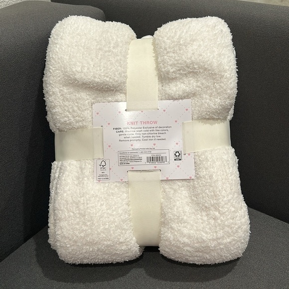 White Knit Throw with Pom Poms - Picture 3 of 5